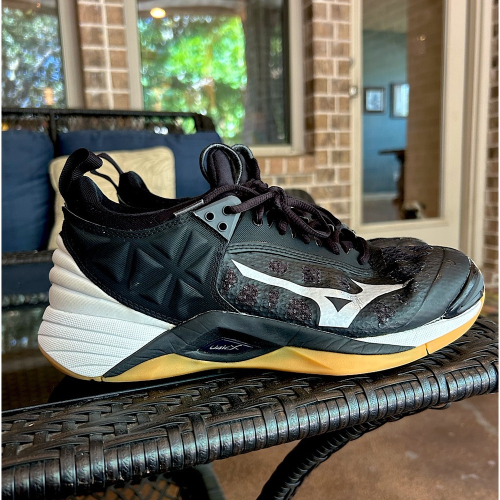 Woman’s black mizuno wave momentum volleyball shoes!